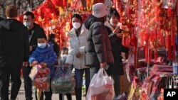 北京市民在选购中国春节的年货。（2023年1月7日）