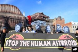 ທ່ານ James Cromwell (ຜູ້​ທີ 3 ທາງ​ຊ້າຍ). ນັກ​ສະ​ແດງ ແລະ​ນັກ​ເຄື່ອນ​ໄຫວ ຮຽກ​ຮ້ອງ​ໃຫ້​ຜູ້​ນຳ​ໂລກລົງ​ມື​ປະ​ຕິ​ບັດໃນ​ການ​ເຈ​ລະ​ຈາ​ທີ່ກອງ​ປະ​ຊຸມ COP15 ໃນ​ນະ​ຄອນ Montreal, ກາ​ນາ​ດາ, ວັນ​ທີ 15 ທັນ​ວາ, 2022, (ພາບສະ​ໜອງ​ໃຫ້​ໂດຍ Avaaz).