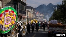 1月9日，在中国浙江省桐庐县村庄附近的民众为当地一名去世的妇女送葬。（路透社）