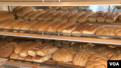 Некои сопственици на пекарници сметаат дека цената на лебот, според трошоците, треба да изнесува едно евро