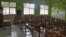 Ruang kelas di SDN Pondok Cina 1 yang sudah tidak dipakai lagi karena sebagian siswanya terpaksa dipindah ke SDN Pocin 3 dan 5 untuk mengikuti proses kegiatan belajar mengajar. (VOA/Indra Yoga)