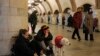Жители украинской столицы на станции метрополитена во время российского ракетного обстрела. Киев, 29 декабря 2022. (AP Photo/Efrem Lukatsky)