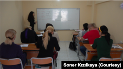 İzmir’de Balçova Kaymakamlığı ve Halk Eğitim Merkezi desteğiyle Avrasyalı Lider Kadınlar Kültür ve Sosyal Yardımlaşma Derneği’nde verilen Türkçe kursunda Rus ve Ukraynalılar sıra arkadaşı oldu. 