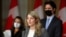 Foto Achiv: Minis Afe Etranje Kanada a Melanie Joly pandan yon konferans pou lapres ak Premye Minis Justin Trudeau nan Ottawa, Ontario, Kanada, 22 Fevriye 2022.