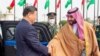 ព្រះអង្គម្ចាស់​រជ្ជទាយាទ Mohammed bin Salman ចាប់ដៃ​ស្វាគមន៍​ប្រធានាធិបតី​ចិន​លោក Xi Jinping ក្នុង​ព្រះរាជ​ពិធី​ស្វាគមន៍​របស់​ព្រះអង្គ​នៅ​រាជធានី​រីយ៉ាដ នៃ​ប្រទេស​អារ៉ាប៊ីសាអូឌីត នៅ​ថ្ងៃទី ៨ ខែធ្នូ ឆ្នាំ ២០២២។
