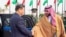 ព្រះអង្គម្ចាស់​រជ្ជទាយាទ Mohammed bin Salman ចាប់ដៃ​ស្វាគមន៍​ប្រធានាធិបតី​ចិន​លោក Xi Jinping ក្នុង​ព្រះរាជ​ពិធី​ស្វាគមន៍​របស់​ព្រះអង្គ​នៅ​រាជធានី​រីយ៉ាដ នៃ​ប្រទេស​អារ៉ាប៊ីសាអូឌីត នៅ​ថ្ងៃទី ៨ ខែធ្នូ ឆ្នាំ ២០២២។