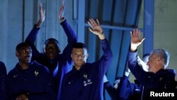 Kylian Mbappe dan rekan setimnya menyapa para penggemar dari balkon Hotel Crillon di Paris, Prancis, pada 19 Desember 2022. (Foto: Reuters/Sarah Meyssonnier)
