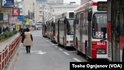 Бројни граѓани тргнаа пеш поради блокираните сообраќајници