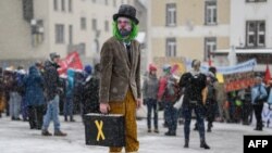 当地民众在瑞士达沃斯世界经济论坛场地外示威，要求向富人征收气候税。（2023年1月15日）