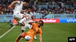 USA's forward #07 Giovanni Reyna (L) fights for the ball with Netherlands' midfielder #25 Xavi Simons during the Qatar 2022 World Cup round of 16 football match between the Netherlands and USA at Khalifa International Stadium in Doha on Dec. 3, 2022. 