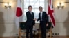 2023年1月11日，英国首相苏纳克（右）在伦敦塔举行的双边会议开始时与日本首相岸田文雄握手。（美联社照片）
