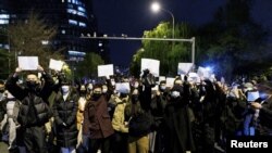 北京民众走上街头举起白纸抗议当局严厉的防疫封控措施。（2022年11月27日）