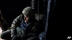 一名乌克兰军人在顿涅茨克前线地区的阵地内（2022年12月23日）