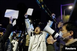 2022年11月28日，在新冠病毒疫情持续扩散之际，北京民众为乌鲁木齐火灾遇难者守夜后，举着白纸抗议中共当局的封控限制。