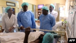 Abdoulaye Balde, 2e personne à gauche, est le maire de la région sud de Ziguinchor, en visite à l'hôpital, le 7 janvier 2018.