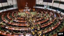 2019年7月1日，数百名示威者涌入香港立法会大楼，抗议《逃犯条例修订草案》（法新社）