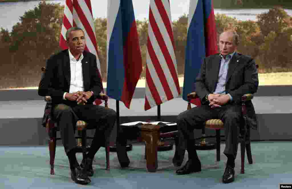 Presiden Amerika Barack Obama (kiri) bertemu dengan Presiden Rusia Vladimir Putin dalam KTT G8 di Lough Erne di Enniskillen, Irlandia Utara, 17 Juni 2013. 