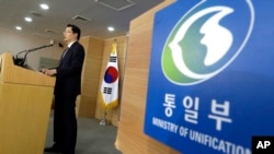 South Korean Unification Ministry spokesperson Kim Hyung-seok reads a statement at a briefing room of Unification Ministry in Seoul, South Korea, June 6, 2013.