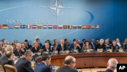 지난 10월 벨기에 브뤼셀에서 열린 나토 북대서양이사회 국방장관 회의에서 옌스 슈톨텐베르크 나토 사무총장(가운데)이 발언하고 있다. (자료사진)