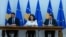 Ceremonija u Prištini na kojoj je potpisana prijava Kosova za članstvo u Evropskoj uniji: predsednica Vjosa Osmani (u sredini), predsednik skupštine Glauk Konjufca (levo) i premijer Aljbin Kurti (Foto: RFE/RL/Arben Hoti)