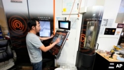 在科罗拉多州恩格尔伍德，利塔工程机械厂的一名工人正在对一台用于制造半导体零件的Mazak Variaxis机器进行编程。美国政府即将发布7月份就业报告。(资料照片：2024年2月15日)