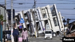 日本石川县和岛市发生地震后建筑物倒塌。(2024年1月2日)