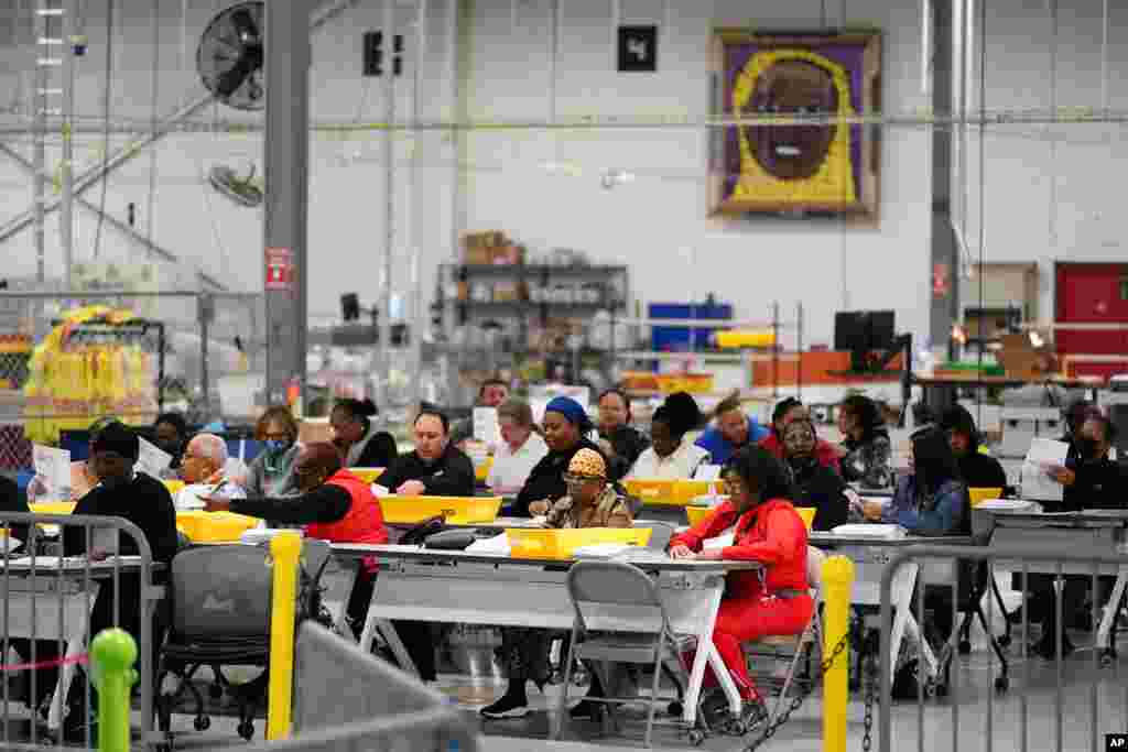 在宾夕法尼亚州费城，选务工作者在处理中期选举的邮寄选票。（2022年11月8日）