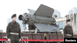 9일 한국 국방부가 지난 2일 동해 북방한계선(NLL) 이남으로 북한이 쏜 단거리 탄도미사일(SRBM)이 SA-5 미사일로 판명됐다면서 서울 용산 청사 앞에서 잔해를 공개하고 있다.