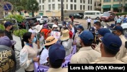 ក្រុម​សន្តិសុខ​ខណ្ឌ​ដូនពេញ រារាំង​មិនឱ្យ​ក្រុមស្ត្រី​ថ្ងៃសុក្រ​ដើរស្រែក​តវ៉ា និង​លើក​បដា លើ​ទីធ្លា​សួនច្បារ​ទល់មុខ​ស្ថានទូត​អាមេរិក​ប្រចាំ​កម្ពុជា​ក្នុង​រាជធានី​ភ្នំពេញ នៅ​ថ្ងៃទី៤ ខែវិច្ឆិកា ឆ្នាំ២០២២។ (លាស់ លីបលីប/វីអូអេ)