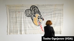 Во Музејот на современа уметност е отворена изложба „Сè што имаме заедничко“, а чија порака е да се надминат стереотипите кон ромската заедница и воопшто кон маргинализираните