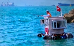 香港M+博物馆展出今年7月底出走台湾的视觉艺术家黄国才的作品《漂流家室》的录影片段 (美国之音/汤惠芸)