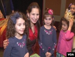 زانتی گراشام، قصه گو و هنرمند بریتانیایی در جشن نوروز موزه «فریر و سکلر» شاهنامه خواند