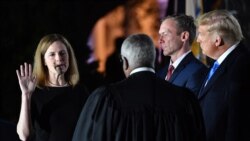 Amy Coney Barrett bën betimin ndërsa Presidenti Trump ndjek ceremoninë
