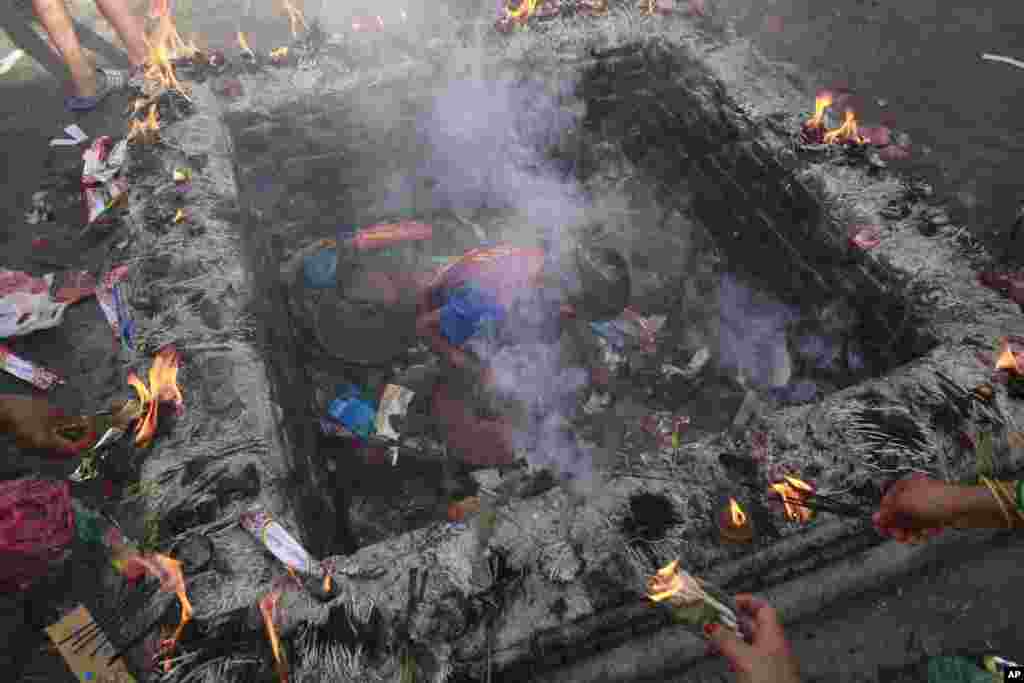 ក្មេង​ប្រុស​ម្នាក់​ស្វែង​រក​កាក់​ ដែល​ត្រូវ​បាន​បោះទៅក្នុងរណ្តៅ​ដោយ​អ្នក​មាន​ជំនឿ​ស៊ប់​នៅ​អំឡុងពេល​ព្យុហយាត្រា​ Bol Bom នៅ​​វិហារ Pashupatinath ក្នុង​ក្រុង​កដ្ឋមណ្ឌូ ប្រទេស​នេប៉ាល់។&nbsp;