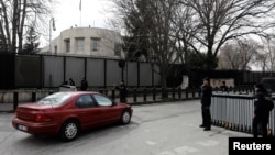 守卫在美国驻安卡拉大使馆周围道路的土耳其防暴警察。（2018年3月5日）