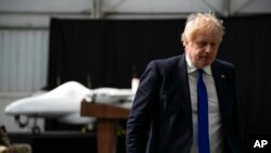 Kryeministri britanik Boris Johnson pas një fjalimi të mbajtur në aeroportin Lydd, në Anglinë juglindore (14 prill 2022).