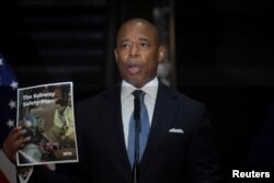 资料照片：纽约市长亚当斯在纽约一处地铁站举行的记者会上宣布改善地铁系统安全的计划。(2022年2月18日)