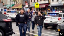 Personeli i policisë së Nju Jorkut në vendgjarje (12 prill 2022)