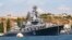 Foto Achiv: Bato de ge fos naval La Risi Moskova, ki fe pati flot Lanme Nwa a, jete lank nan po Sevastopol, 11 Sept. 2008.