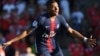 Mbappé pose avec un maillot offert par Pelé