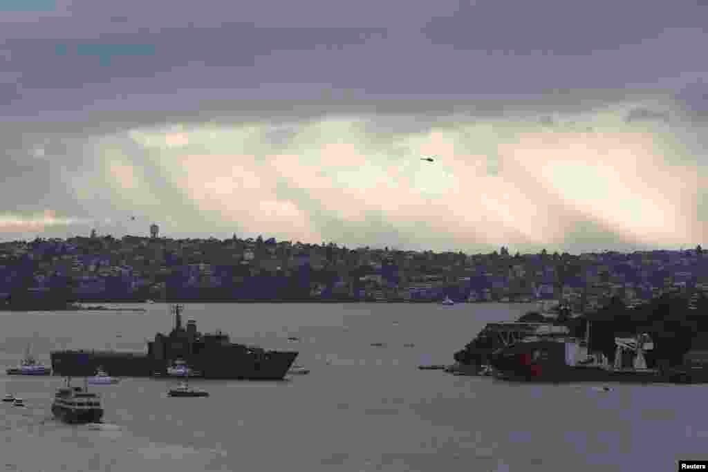 Người biểu tình đội đầu hình nộm các nhà lãnh đạo thế giới kêu gọi bình đẳng toàn cầu giữa các nước, bên ngoài địa điểm họp hội nghị thượng đỉnh G20 hàng năm tại thành phố Brisbane, Australia.