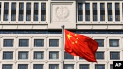 山东最高法院前的中国国旗，2013年10月24日（资料图）。活动人士呼吁美国官员在美中战略与经济对话上更多关注人权议题