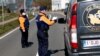 Des policiers belges contrôlant un chauffeur à la frontière belgo-néerlandaise lors du confinement du imposé par le gouvernement belge pour tenter de ralentir la propagation du COVID-19.
