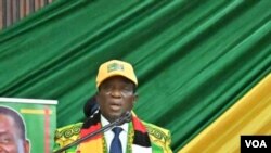 Rais wa Zimbabwe Emmerson Mnangagwa akizungumza na wanachama wa ZANU-PF mjini Harare