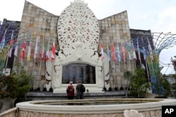 Turis Australia Gerry dan Selina Dunstan mengunjungi Monumen Peringatan Bom Bali di Kuta, Bali, pada 4 Oktober 2022. (Foto: AP)