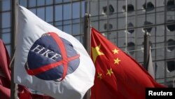 资料照：中国国旗在香港交易所的旗帜旁飘扬。