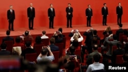 2022年10月23日，在中共二十届一中全会后，中共领导人习近平带领中共新一届政治局常委与中外媒体见面。