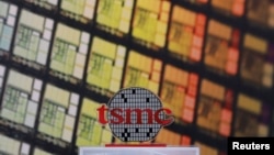 资料照片：台湾芯片制造代工龙头台积电在新竹的总部大楼与台积电标识。