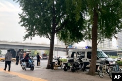 几名警察和一辆警察在北京市海淀区四通桥下执勤。（2022年10月13日）