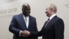Président ya Russie Vladimir Putin ayambi président ya RDC (Ekolo Congo démocratique) Félix Antoine Tshilombo Tshisekedi, na bokutani ya Russie-Afrika na Sochi, 23 octobre 2019. Mikhail Metzel / SPUTNIK / AFP